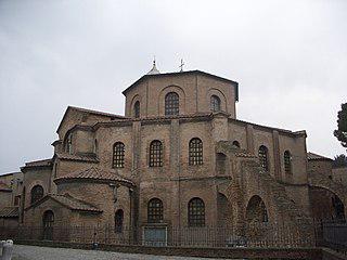 Самые известные мозаики базилики Сан-Витале в Равенне изображают императора Юстиниана и его супругу в окружении придворных вельмож и дам. Фото 4 