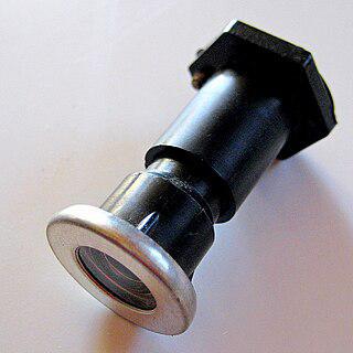 Современные модели дверных глазков позволяют увидеть посетителя не подходя к двери. Фото 1 