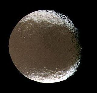 Тёмная и светлая стороны одного из спутников Сатурна разнятся в яркости приблизительно в 20 раз. Фото 3 