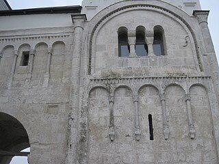 Церковь Покрова на Нерли была предвратным монументом резиденции Андрея Боголюбского (на илл.). Фото 2 