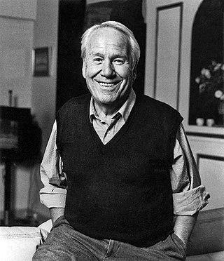 Украденная из машины начинающего киносценариста камера и его знакомство со знаменитым актёром  привели к появлению нескольких очень известных кинокомедий. Фото 6 