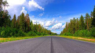 В 1990-х годах на автотрассе в Вологодской области автобусные остановки (на илл.) делали из деталей бомбоубежищ. Фото 1 