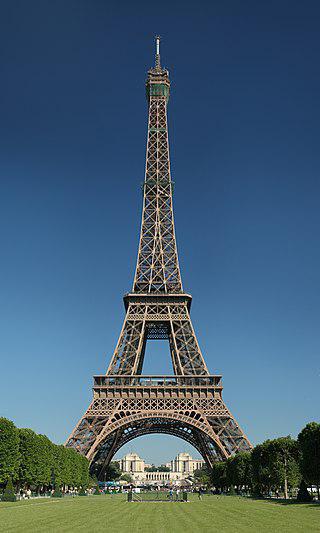 В «коллективном балете» (на илл.) свадьбу празднуют на Эйфелевой башне, из фотоаппарата выбегает страус, генерала съедает лев, и всё заканчивается дракой. Фото 1 