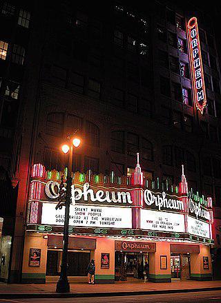 В «Орфее» прима-балерина, играя роль принцессы, танцевала со смартфоном в руке. Фото 4 