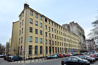 Варшавский Дом прессы (на илл.) раньше был зданием фабрики по производству ковров. Фото 1 