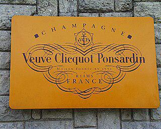 Якорь на фирменной этикетке напоминает о грандиозном успехе «вина кометы» в России. Фото 1 