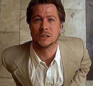 Актёр, сыгравший роль недалёкого помощника полицейского-психопата, героически погиб, пытаясь спасти людей из горящих башен-близнецов. Фото 3 