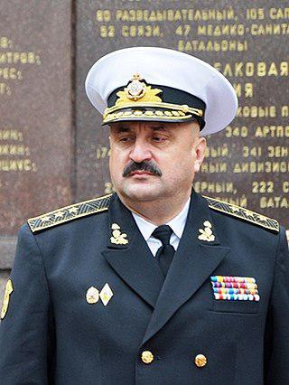 Чиновник смог попасть на работу лишь в сопровождении адмирала. Фото 1 