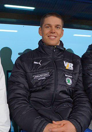 Чтобы найти новых спонсоров, российский автогонщик запел. Фото 1 