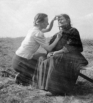 До того как эта женщина стала работать детским психологом, она приняла участие в убийстве подопытных цыганских детей. Фото 3 