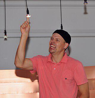 Глухой от рождения рэпер рифмует руками. Фото 1 