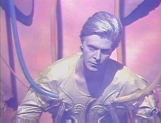 Майор Том — персонаж из песни Дэвида Боуи «Space Oddity» — в дальнейшем упоминался как минимум в десяти песнях различных исполнителей. Фото 1 