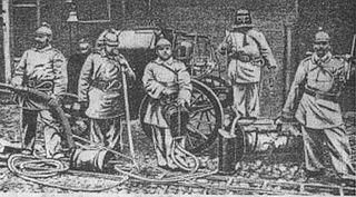 На фото (справа) не инопланетянин, а прадедушка современного пожарного. Фото 1 