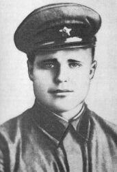 Не расставаясь с красным флагом, старший сержант подавил две вражеские огневые точки. Фото 1 