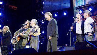 Песня, впервые исполненная в 1984 году в гостях у Леонида Парфёнова, дала имя десятилетию в истории русского рока. Фото 2 