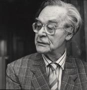 Поэту, воспевавшему торжество машин в современном мире, приходилось каждый день пересекать на лодке многокилометровое озеро, чтобы добраться на работу. Фото 1 