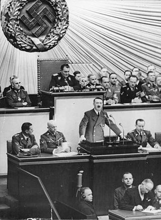 После поездки по разрушенной Варшаве Гитлер утверждал, что при захвате Польши нацисты бомбили только военные объекты. Фото 2 