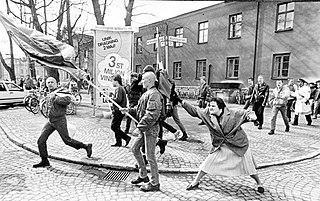 Публикация фотографии женщины, бьющей сумочкой будущего убийцу, привела к самоубийству женщины. Фото 1 