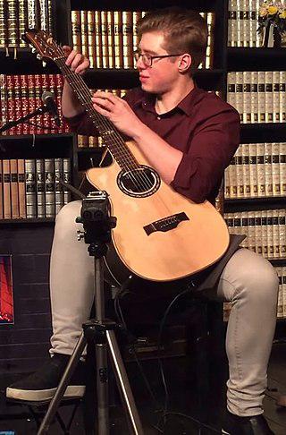 Российский музыкант привлёк внимание СМИ, сыграв на гитаре одной рукой. Фото 1 