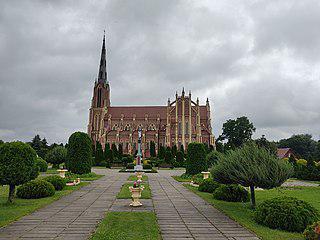 Согласно ряду опросов самым красивым католическим храмом Белоруссии признан не собор большого города, а храм в деревне с населением 494 человека. Фото 2 