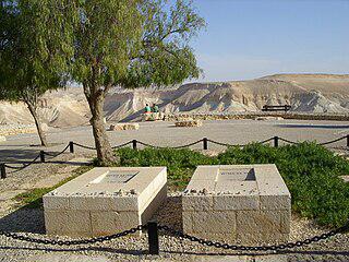 Студенты облюбовали для сексуальных оргий могилу премьер-министра. Фото 3 