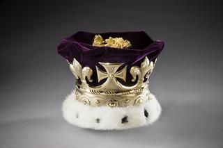 Три короны с бриллиантами раз в году шествуют по ночной деревне. Фото 1 