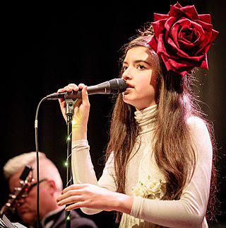 Юная джазовая вокалистка из Норвегии по доброте душевной выступает на концертах босиком. Фото 1 