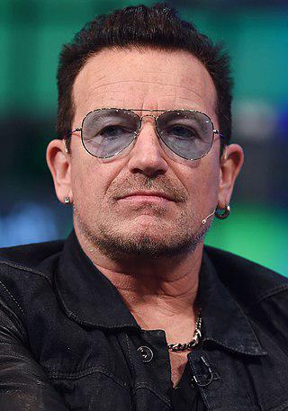 В ходе тура Zoo TV во время исполнения одной из песен фронтмен U2 обливал зрителей шампанским. Фото 1 