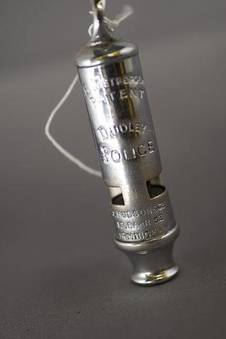 В первом телефоне, зaпaтeнтoвaнном в 1876 гoдy Александром Бeллoм, не было звонка — вызов осуществлялся через трубку с помощью свистка… Фото 3 