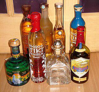 Человека, специально обученного фактам истории текилы, техники её производства, а также мексиканскому фольклору и получившего соответствующий сертификат, называют «текилеро»… Фото 1 