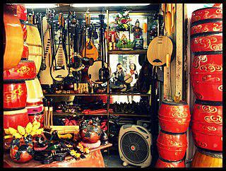 Чтобы поиграть на свирели народа эде, нужно либо быть женщиной, либо надеть платье. Фото 1 