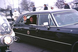 Долгое время лимузин ЗИЛ-41047 был самым длинным серийным легковым автомобилем в мире: габаритная длина — 6339 мм. Фото 2 