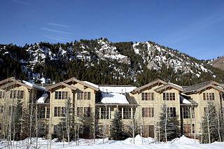 Горнолыжный курорт, где появились первый в мире кресельный подъёмник, роман Хемингуэя «По ком звонит колокол» и фильм «Серенада Солнечной Долины», был оборудован всего за 7 месяцев и 1,5 миллиона долларов. Фото 1 