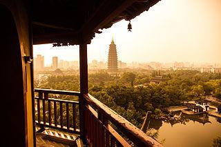 Город в дельте Янцзы славится своими расчёсками[en], динозаврами[en] и самой большой в мире деревянной пагодой. Фото 1 