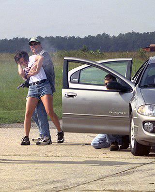 Итальянская журналистка, вырвавшись из иракского плена, едва не погибла в тот же день под пулями американских солдат. Фото 2 