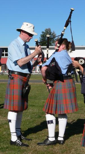 Некоторым шотландским солдатам разрешали носить не клетчатые юбки, а клетчатые брюки. Фото 1 