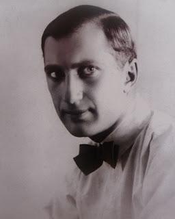 Поэт и художник-футурист Ильязд в 1916 году, задолго до появления «языка падонков», написал целую пьесу на смешанном с заумью орфографически неправильном русском языке, названным «изык албанскай». Фото 2 