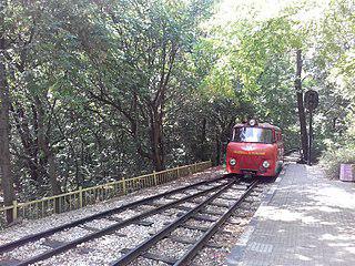 Поезд пловдивской Детской железной дороги (на илл.) спит в туннеле, украшенном рисунками подводного мира. Фото 1 