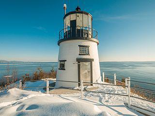 Построенный в 1825 году маяк (на илл.) до сих пор использует первоначальные линзы Френеля. Фото 2 