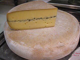 Раньше сыр посыпали сажей, а сейчас в него добавляют уголь. Фото 3 