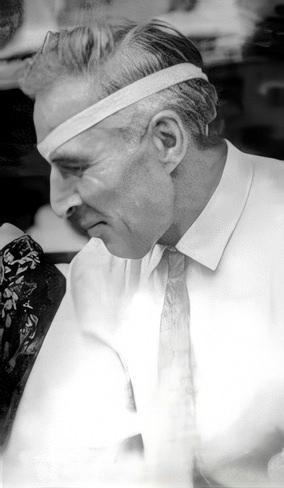 Репрессированного советской властью поэта задавила милицейская машина, или машина скорой помощи, или же фургон вытрезвителя. Фото 1 