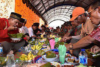 У народа минангкабау за праздничным застольем (на илл.) могут собраться полтора десятка тысяч человек. Фото 2 