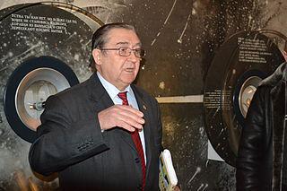 Украинский левша не только подковал блоху, но и изготовил самые маленькие в мире шахматы. Фото 2 