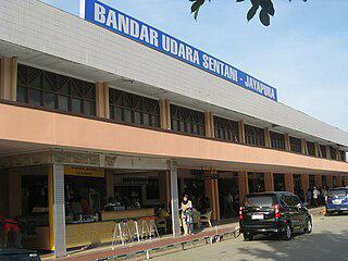 В индонезийском аэропорту запрещено не только курить, но и жевать орехи. Фото 1 