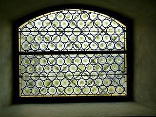 В окнах рыцарских замков стояли «лунные стёкла» (на илл.). Фото 1 