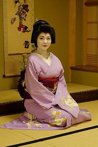 В отличие от гейш, главным достоинством онна-бугейш было умение орудовать японской «алебардой» и перерезать себе горло. Фото 1 