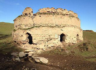 В ротонде, стоящей в сухих горах, занимались рыбалкой. Фото 2 