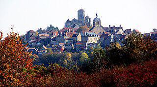 Вековая вражда между графами Невера и аббатами Везле закончилась из-за слишком близкого родства одного из графов со своей женой. Фото 1 