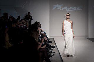 Японцы ходят по подиуму (на илл.) уже триста лет, а европейцы — только сто. Фото 2 