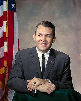 Астронавт, не летавший в космос, увековечен на Луне. Фото 1 